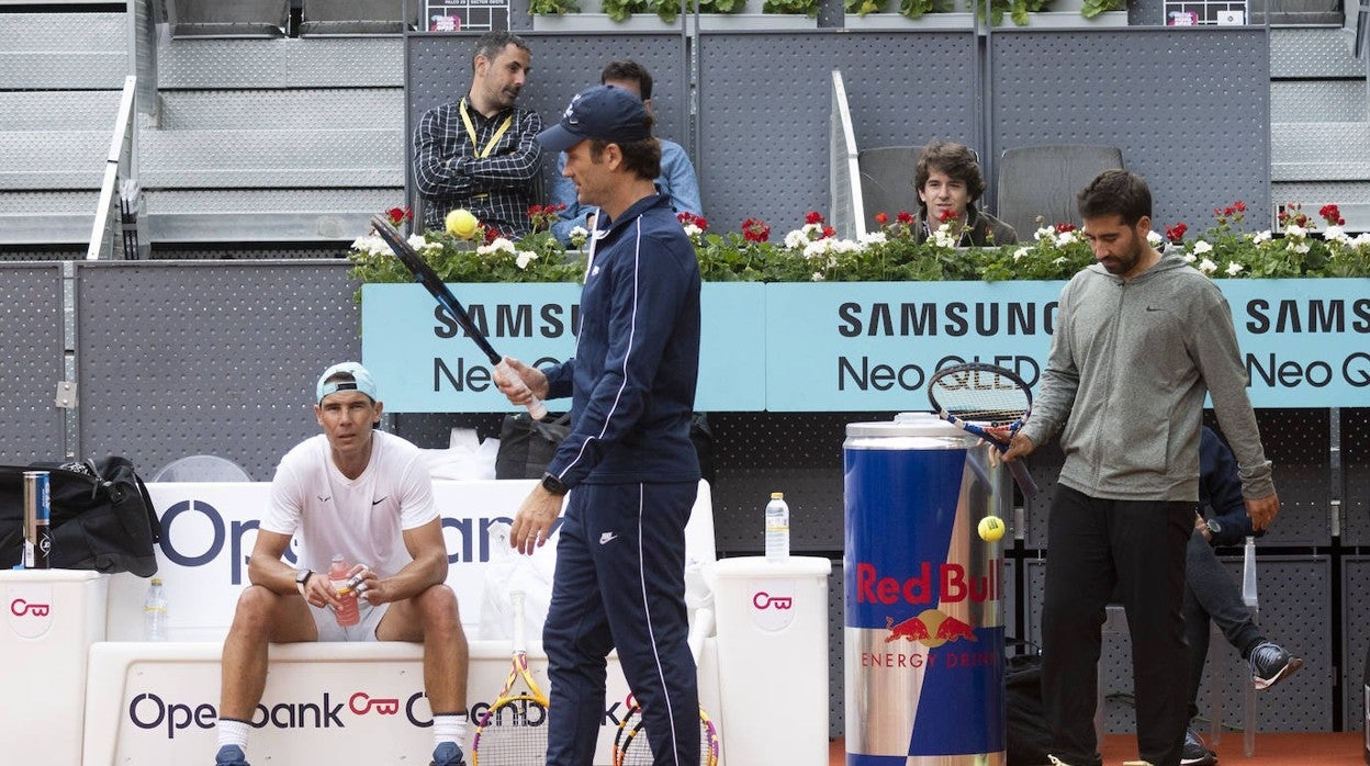 Nadal, durante el entrenamiento en la Caja Mágica, con Moyà y Marc López