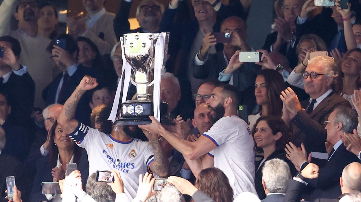 Marcelo y Benzema levantan la Liga en el palco del Bernabéu