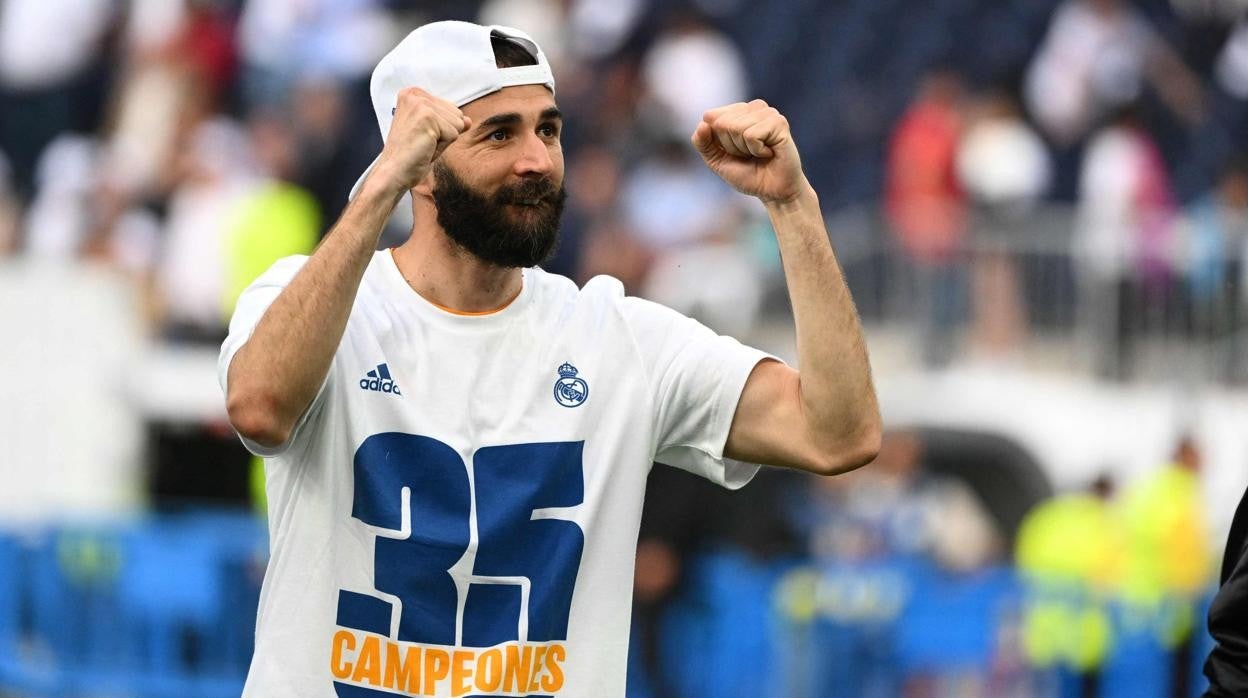 Benzema, durante la celebración en el Bernabéu