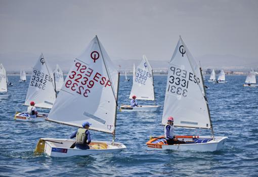 Pedro Adán y Blanca Ferrando revalidaron el título autonómico de Optimist