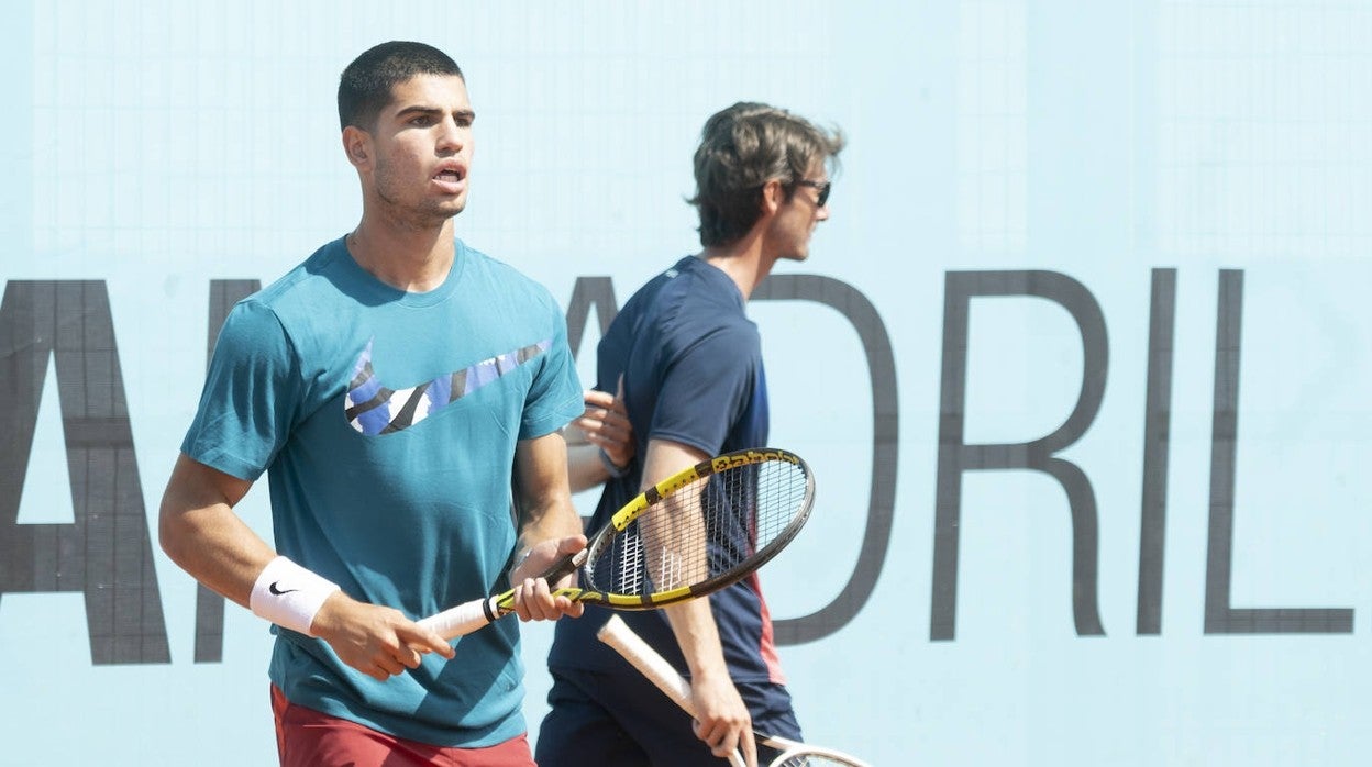 Carlos Alcaraz, con su entrenador, detrás, Juan Carlos Ferrero