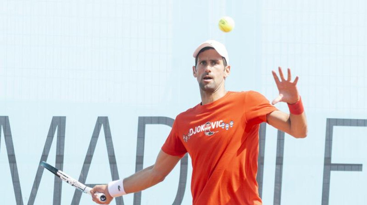 Novak Djokovic durante el entrenamiento con Carlos Alcaraz este lunes en la Caja Mágica