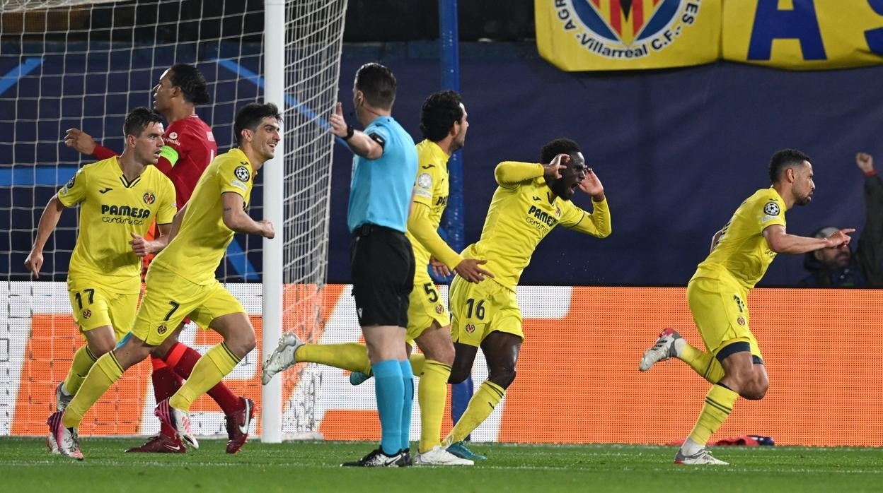 Los jugadoers del Villarreal celebran el 2-0