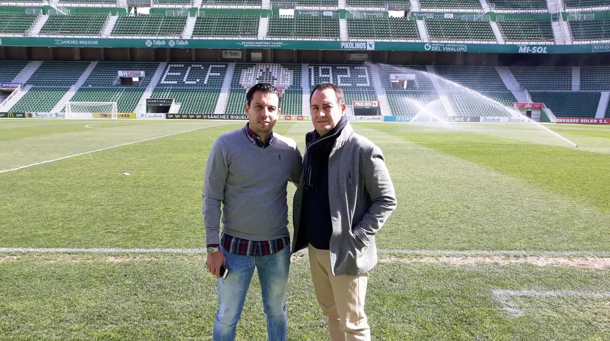 José Antonio Luna, a la derecha, junto al excadista Mantecón en el Estadio Martínez Valero de Elche.