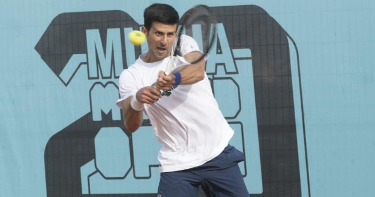 Djokovic entrena en las pistas exteriores de la Caja Mágica