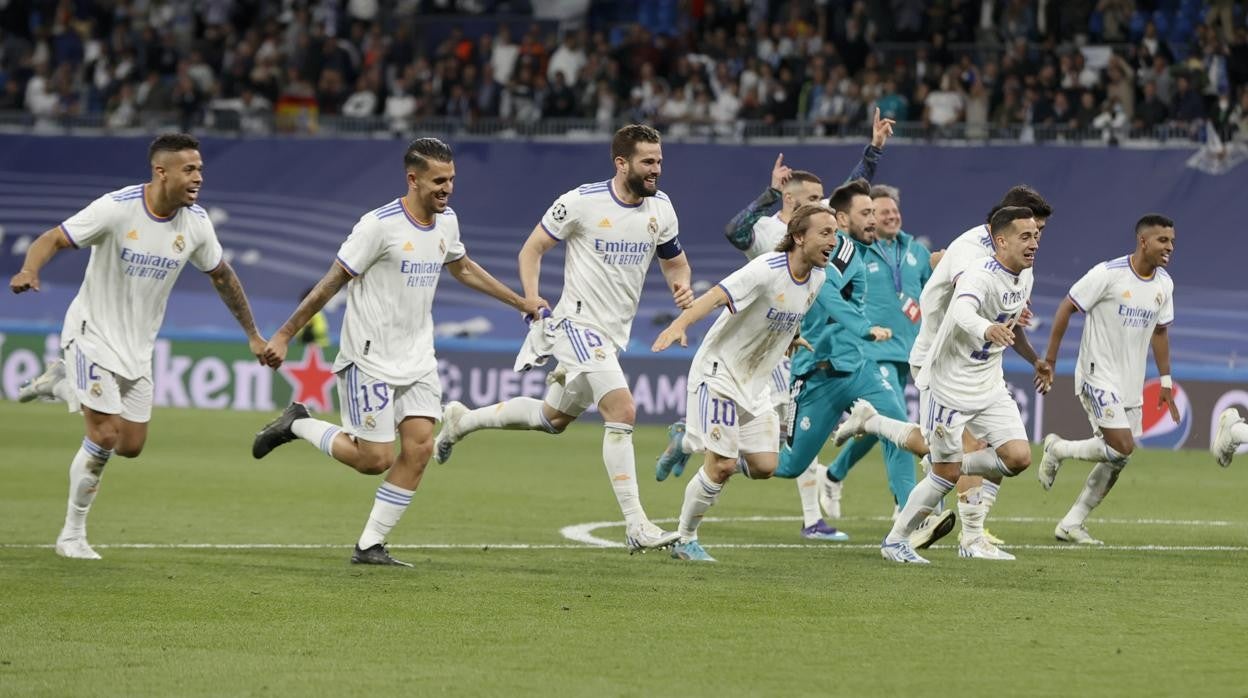 Los jugadores del Madrid, tras el pitido final