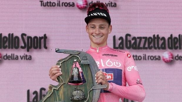 Van der Poel ilumina el Giro con la 'maglia' rosa