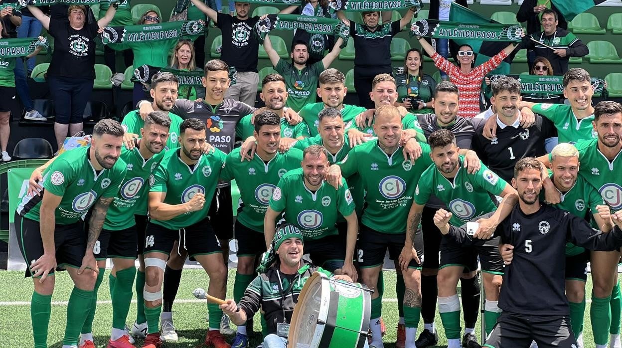 Los jugadores del Atlético Paso celebran un triunfo en un partido de esta temporada