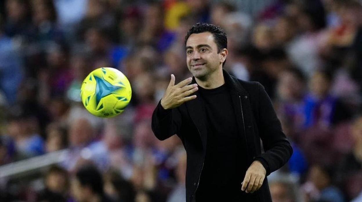 Xavi devuelve el balón