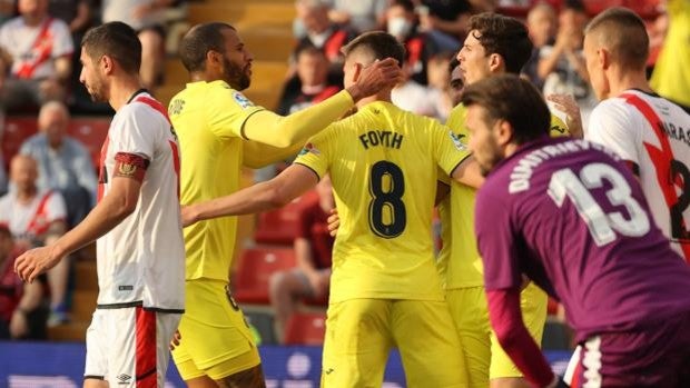 El Villarreal golea en Vallecas para seguir en la pelea por Europa