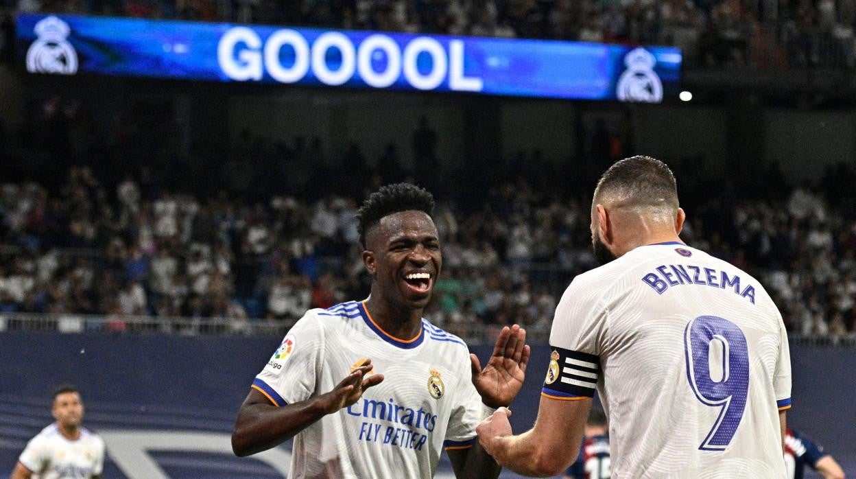 Vinicius celebra con Benzema uno de sus goles ante el Levante