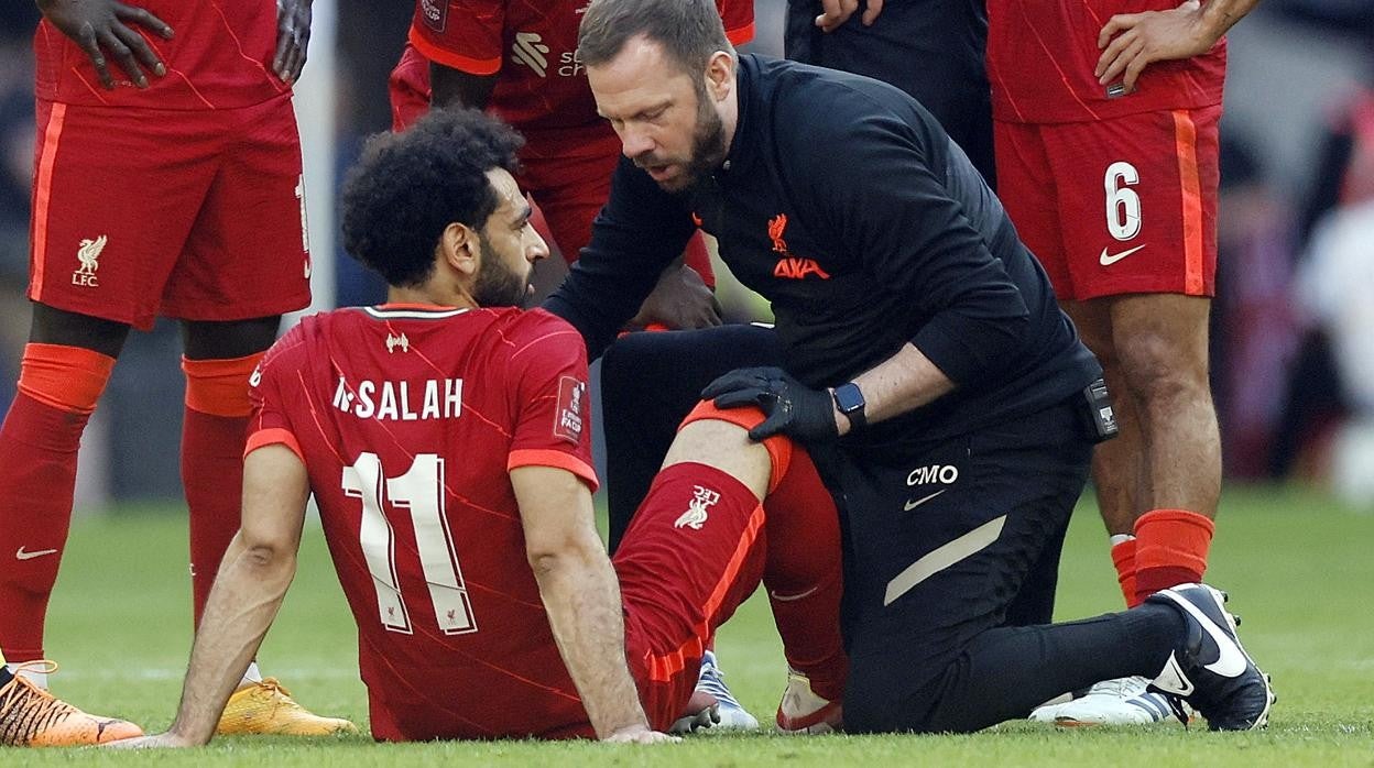 Salah, atendido sobre el terreno de juego