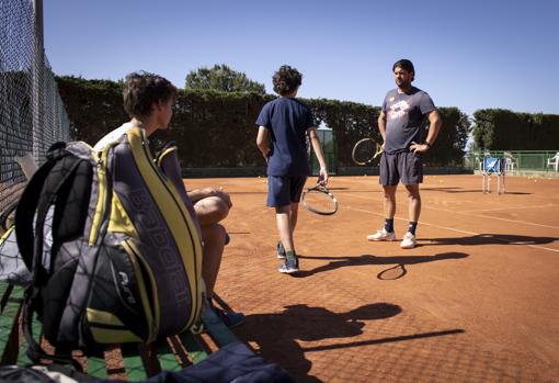 Kiko Navarro, dando clase a varios jóvenes en el Club de Tenis de El Palmar