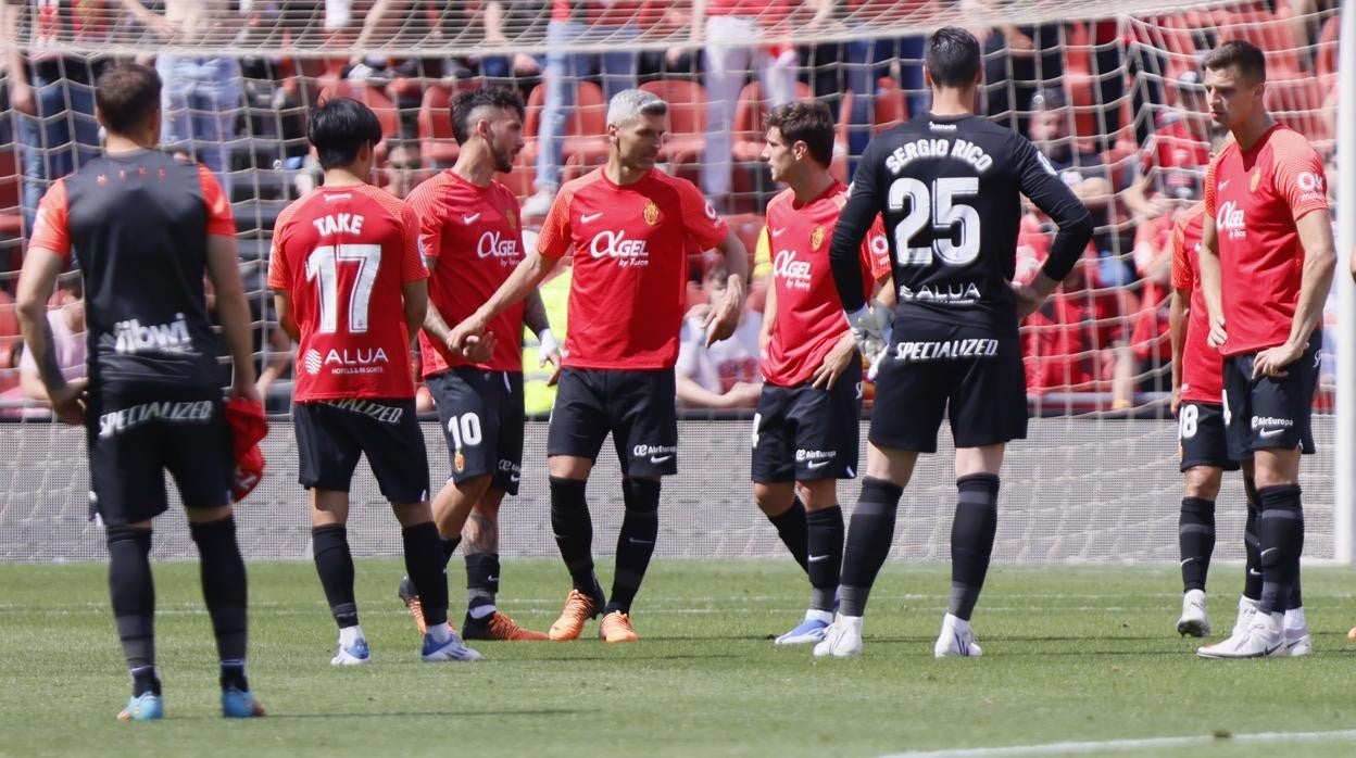 Jugadores del Mallorca, cabizbajos, tras perder 2-6 ante el Granada