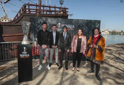 Foto de la llegada el martes 10 del trofeo de la UEFA Europa League a la ciudad de Sevilla