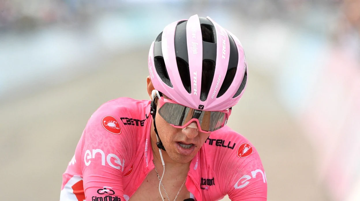 Juanpe López sufre sobre la bicicleta durante la novena etapa del Giro de Italia