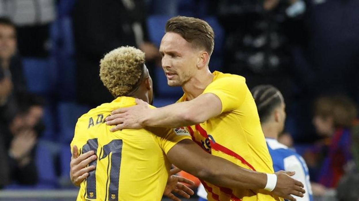 Adama felicita a Luuk de Jong tras el gol del delantero neerlandés