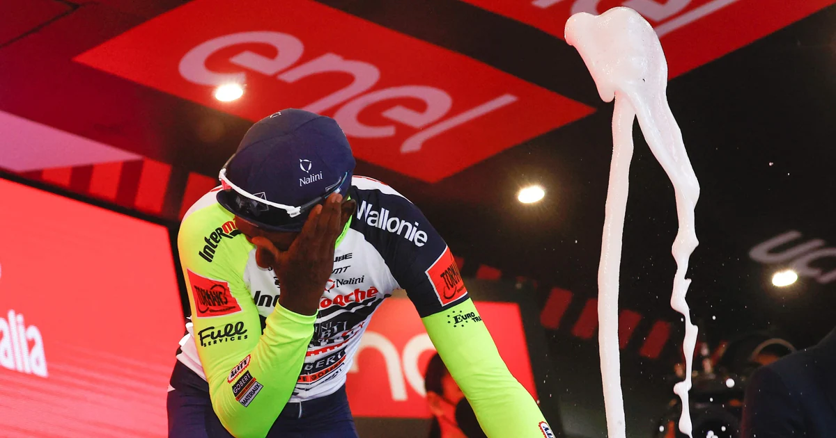 Girmay, tras dañarse el ojo con el tapón del champán después de su victoria en la décima etapa del Giro