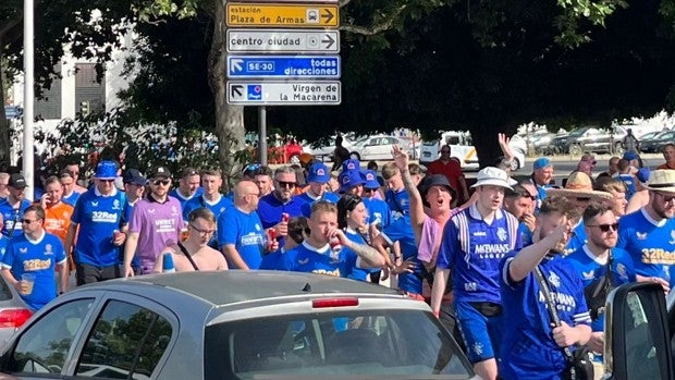 Los escoceses del Rangers toman la Cartuja y combaten el intenso calor como pueden