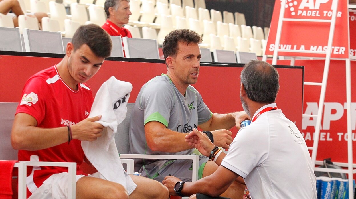 José Luis González y Javi Pérez, intercambiando impresiones con su entrenador