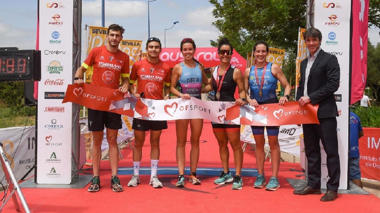 La foto de los ganadores del Austral Triatlón Sevilla