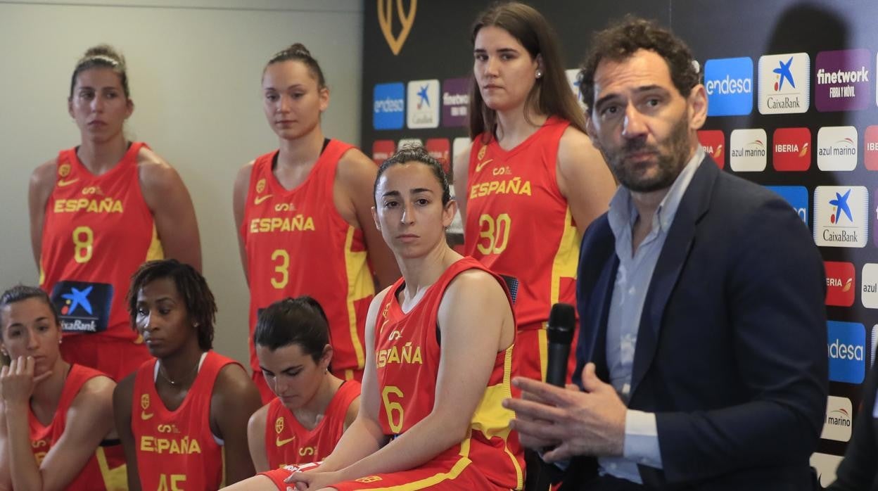 Garbajosa, junto a las jugadoras de la selección