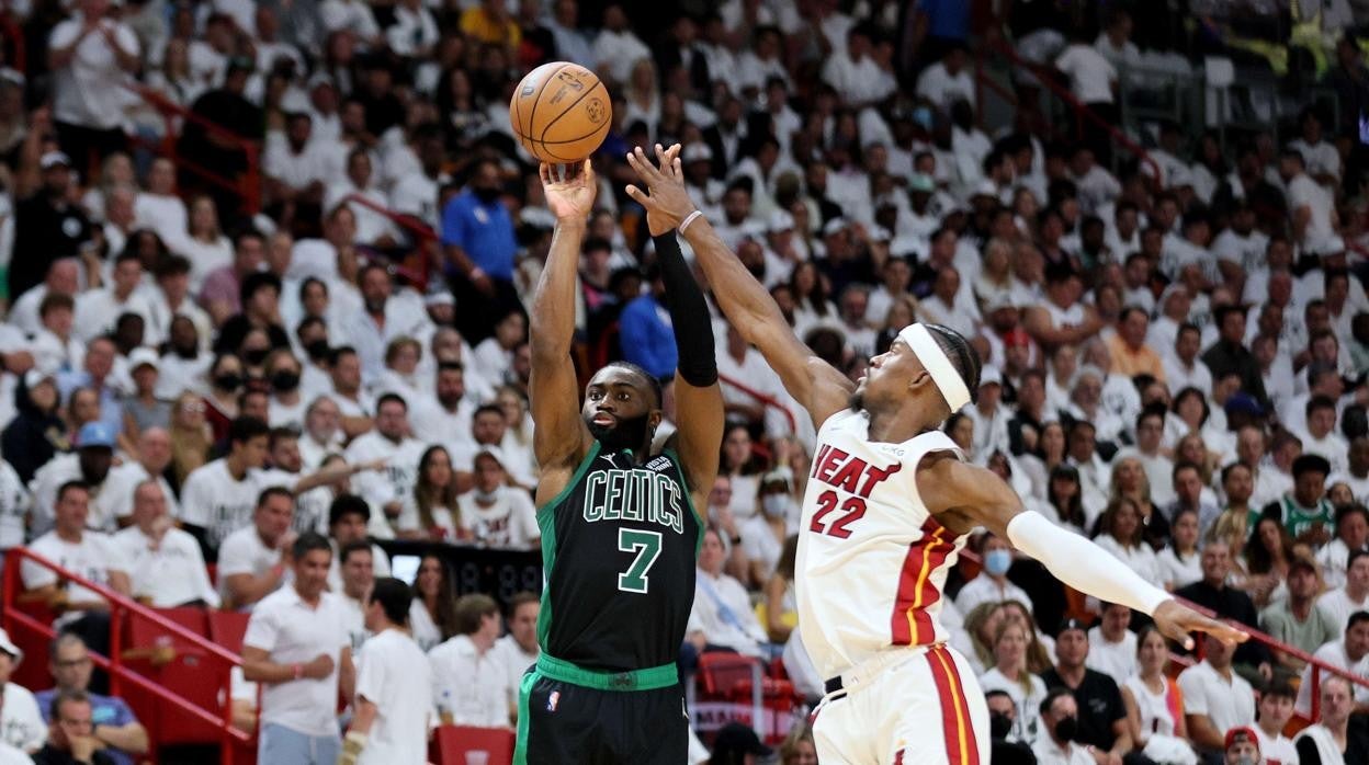 Jaylen Brown, el hombre del partido, defendido por Jimmy Butler