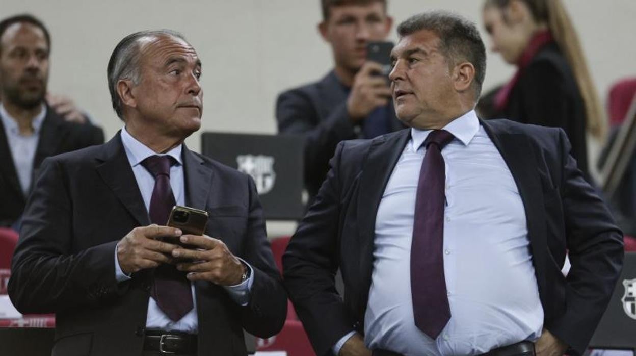 Laporta y Yuste ven un partido en el palco del Camp Nou