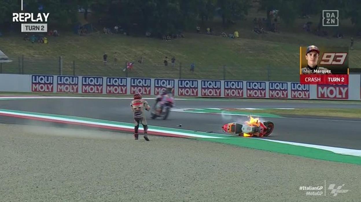 Marc Márquez observa cómo se incendia su moto tras caerse en la Q2