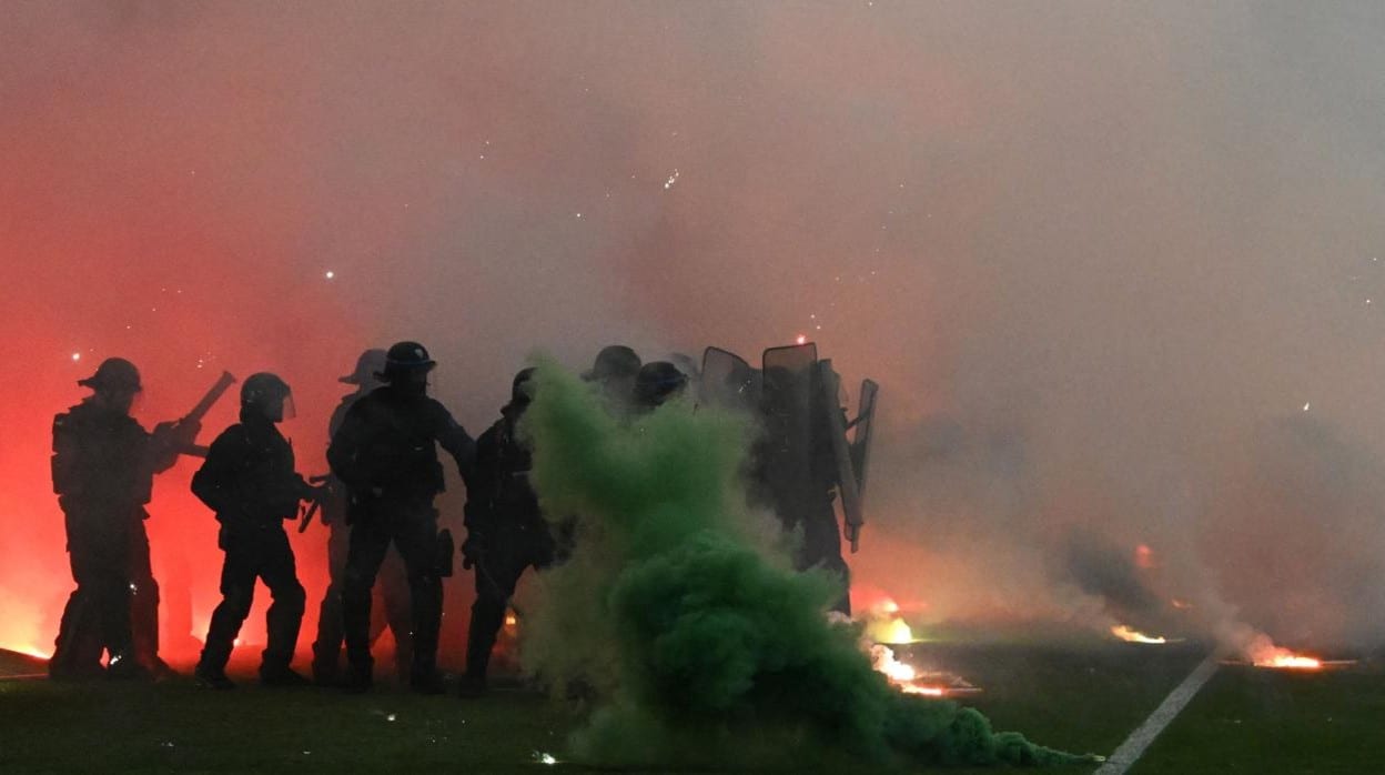 Nuevo estallido de violencia en el fútbol francés tras el 2-1 del Auxerre contra el Saint-Étienne