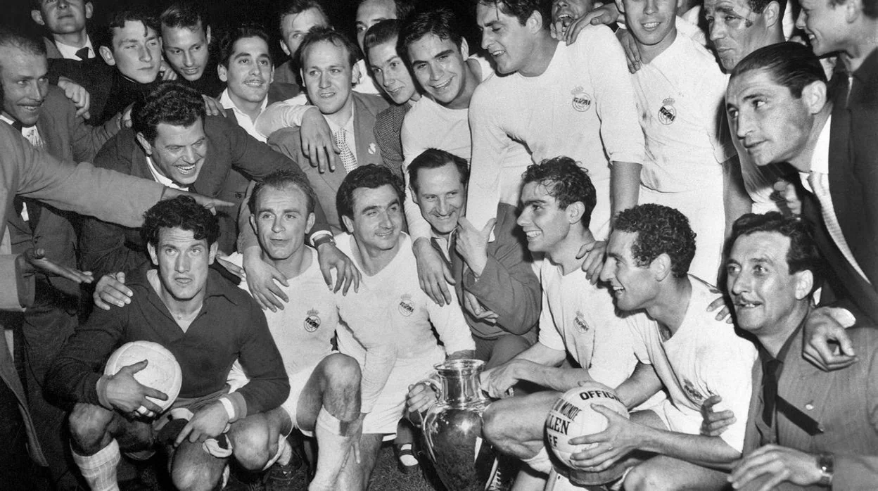 Los jugadores del Real Madrid con la primera Copa de Europa ganada por el club blanco, en 1956
