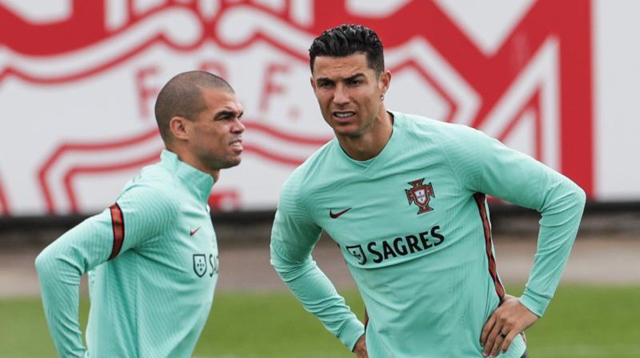 Cristiano Ronaldo, junto a Pepe, en un entrenamiento de Portugal