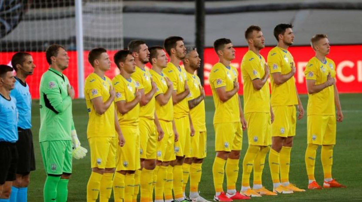 La seleccón ucraniana durante el himno