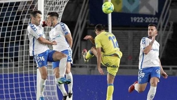 La puntería sonríe al Tenerife en el 'playoff' canario