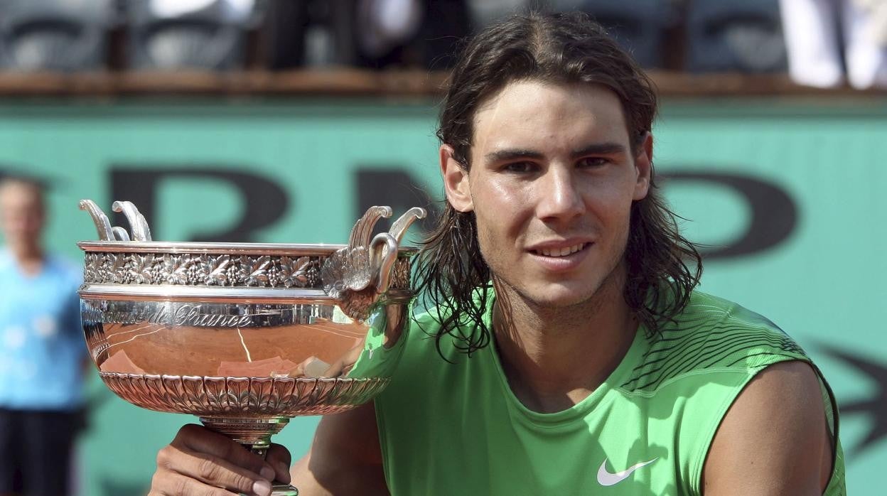 Rafa Nadal posa junto a la Copa de los Mosqueteros, el trofeo de Roland Garros, en 2007