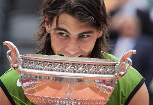 Rafa Nadal con su primer Roland Garros, en 2005