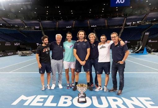 Nadal, con su equipo, tras ganar el Open de Australia en enero