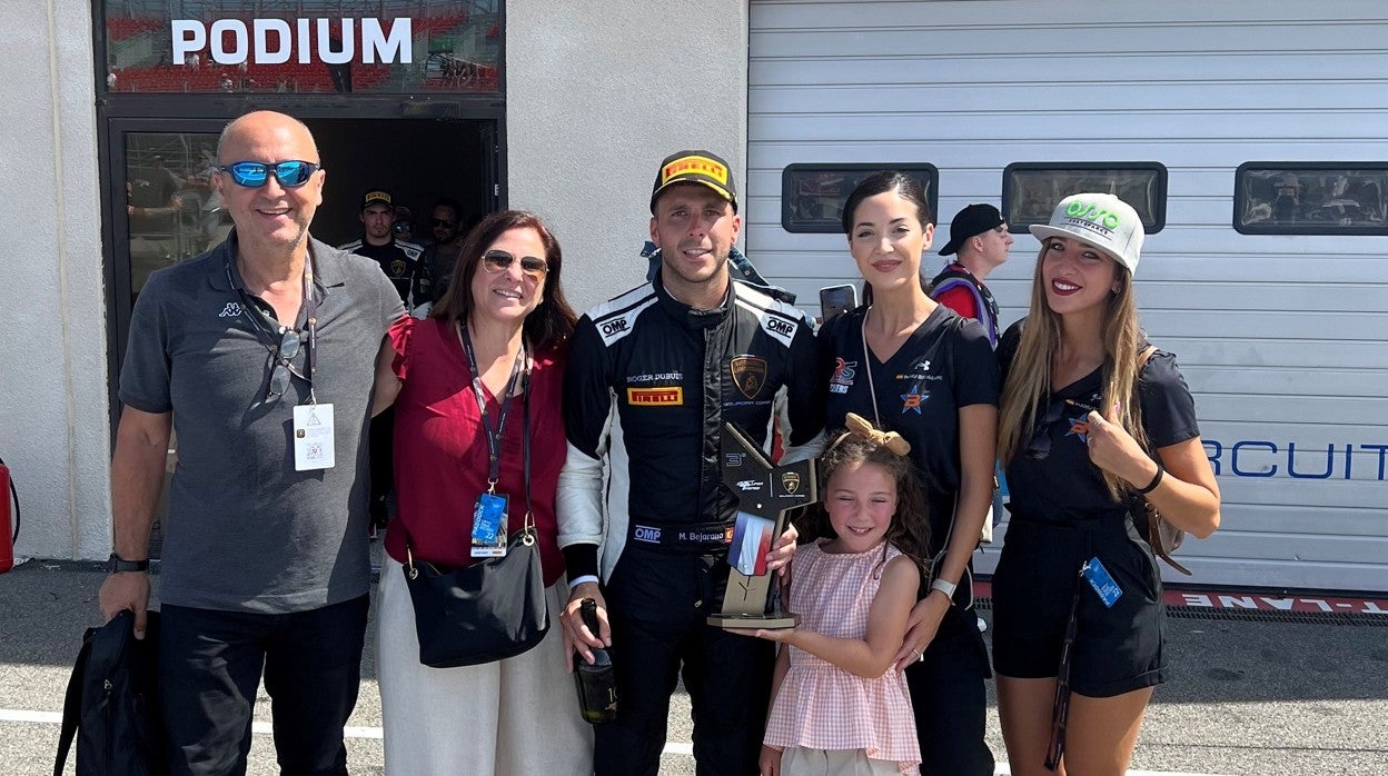 Manu Bejarano, con su familia, al término de la prueba en Paul Ricard