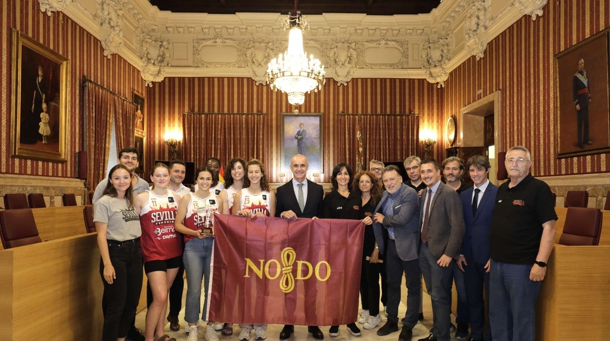 El alcalde de Sevilla, Antonio Muñoz, con toda la familia del Beiman Baloncesto Sevilla