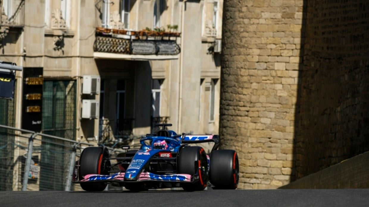 Fernando Alonso, al volante de su Alpine en Bakú