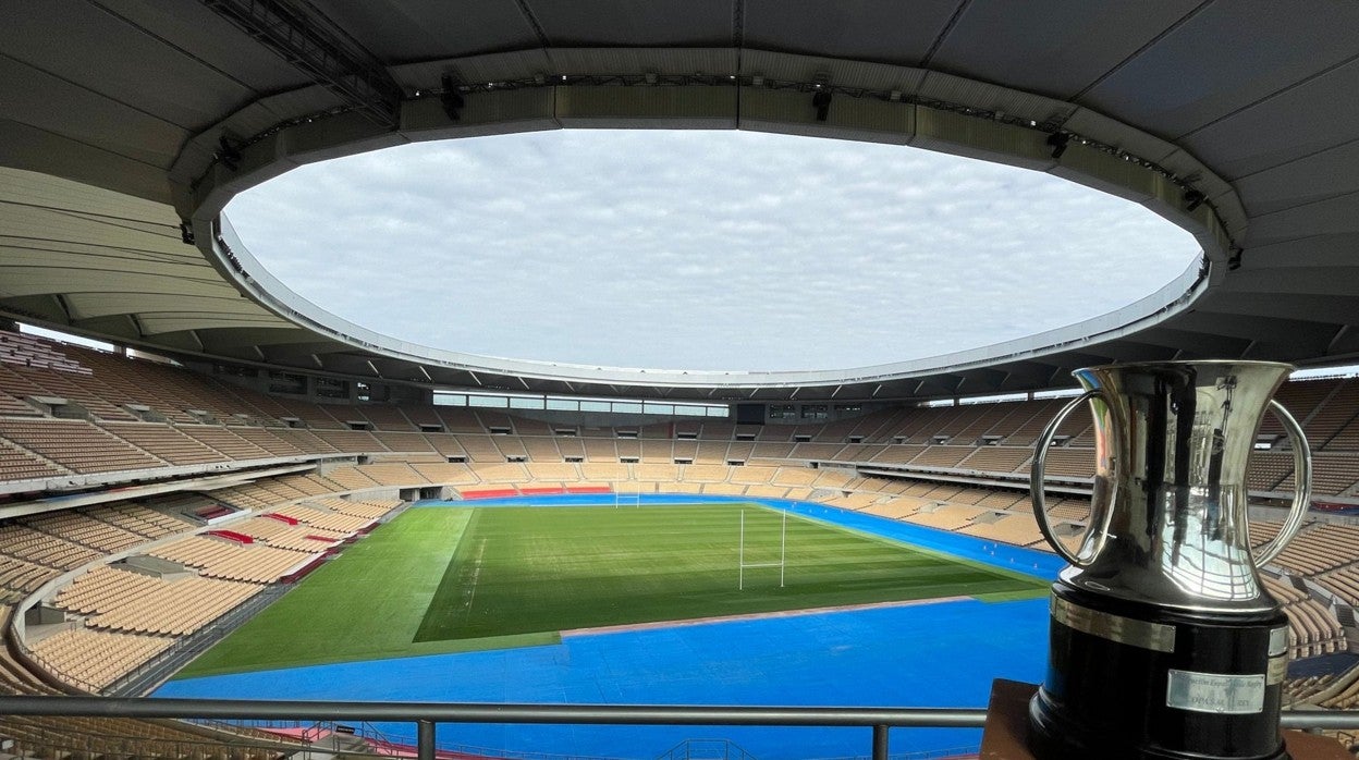 El trofeo de la Copa del Rey, expuesto en el estadio de la Cartuja