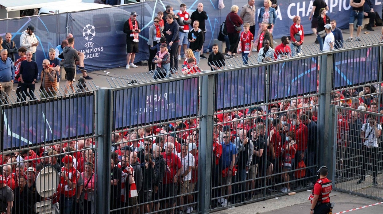 Aglomeraciones de hinchas del Liverpool en Saint-Denis