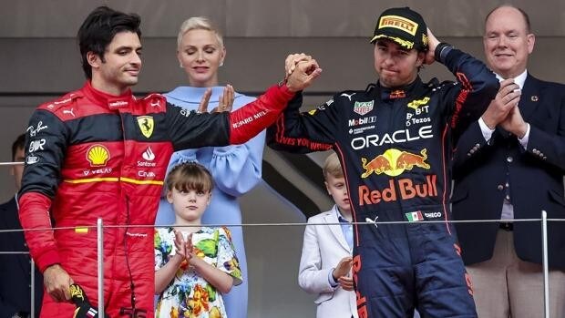 ¿Por qué Carlos Sainz tiene gesto frustrado en el podio?