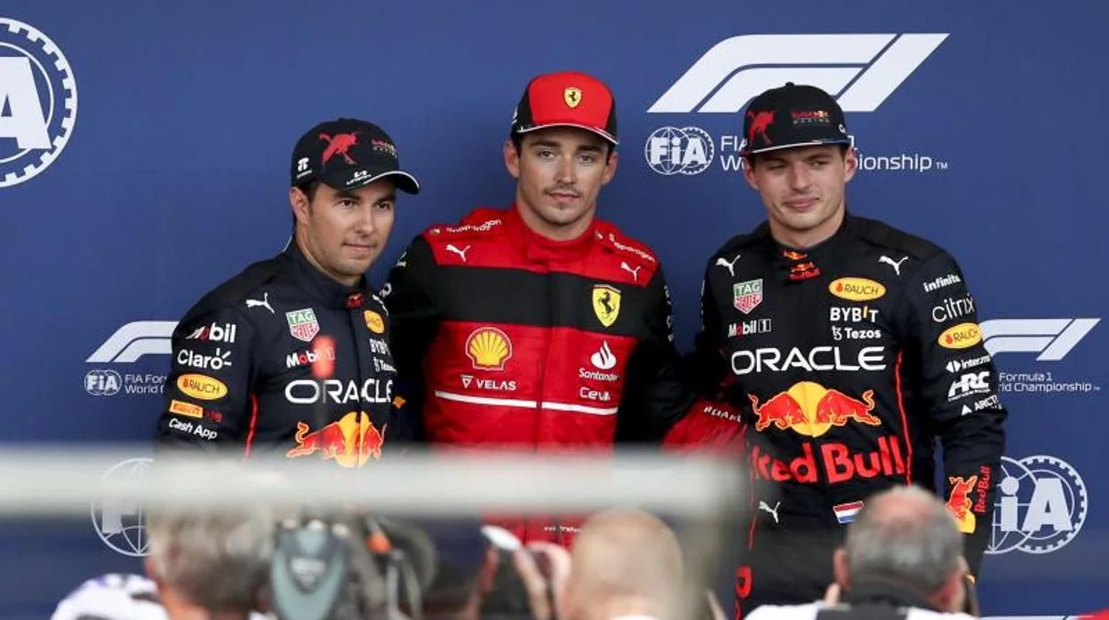Leclerc, flanqueado por Pérez y Verstappen, ha logrado la pole en Bakú
