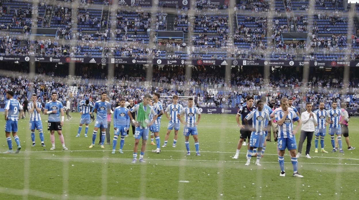 La plantilla del Deportivo, desolada tras ser apeada del ascenso a Segunda por el Albacete