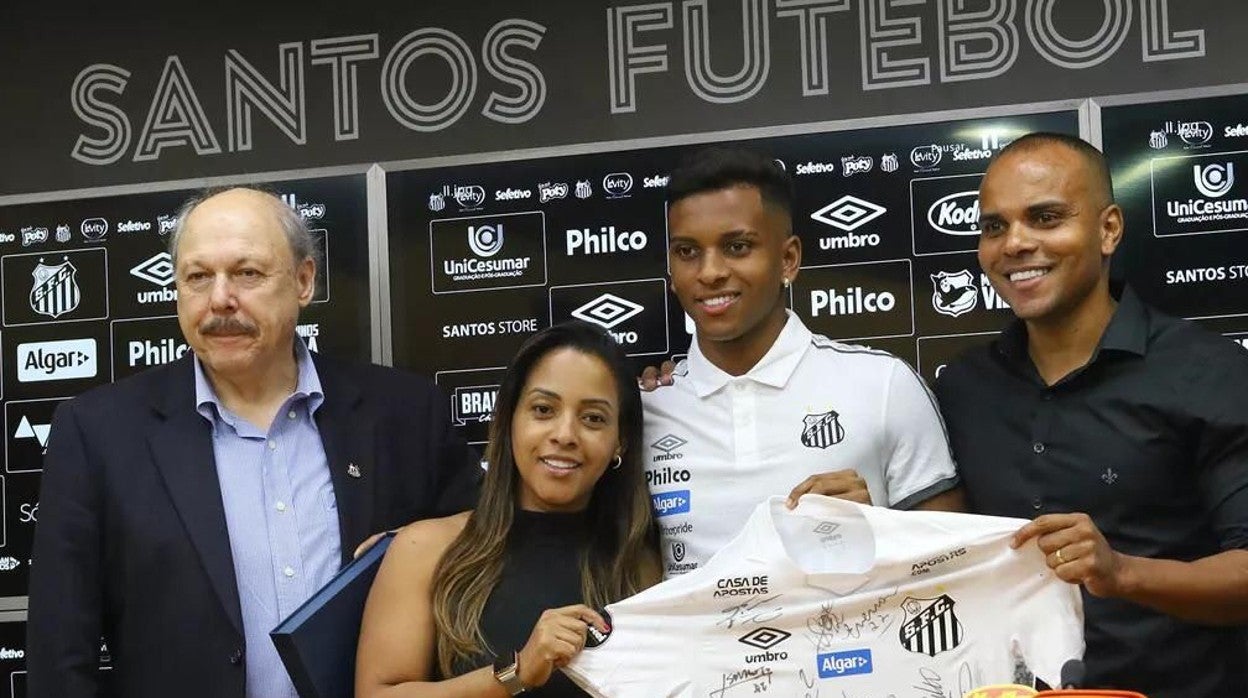 José Carlos Peres, junto a Rodrygo y sus padres el día de su despedida del Santos