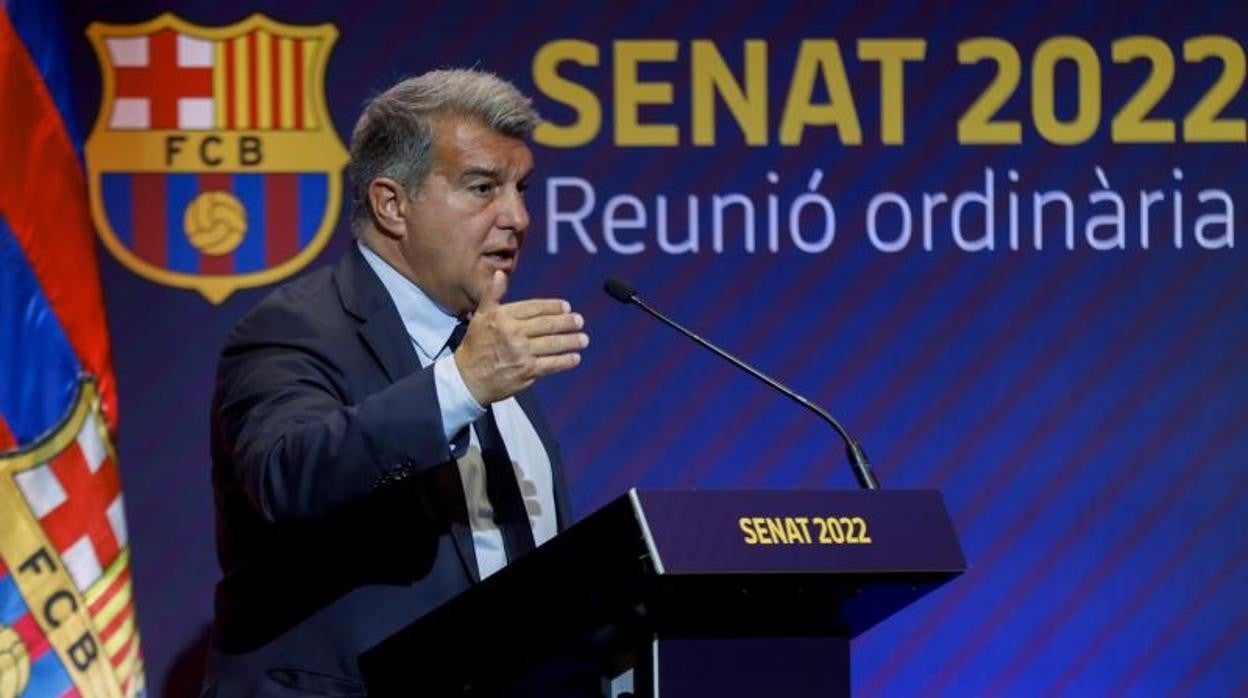 Laporta da explicaciones durante una reunión del Senado del club