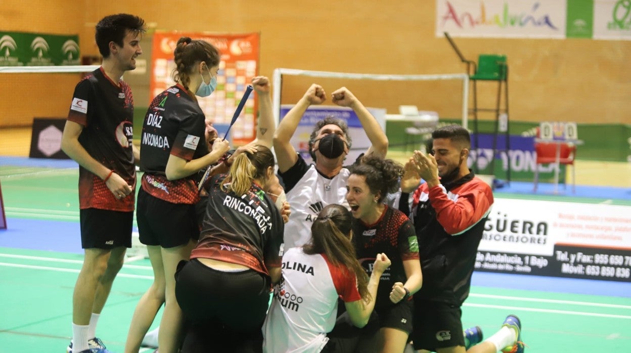 El Bádminton Rinconada, celebrando el pase a la final liguera 2021 - 2022