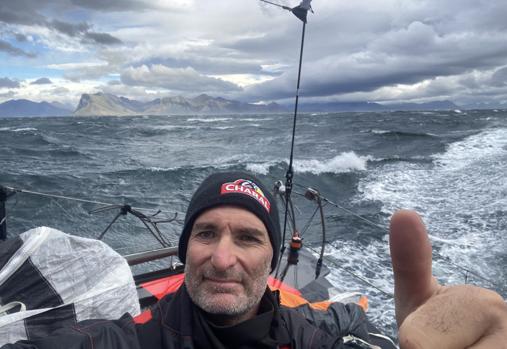 Charlie Dalin ganador de la Vendée Arctique 2022 con el «Apivia»