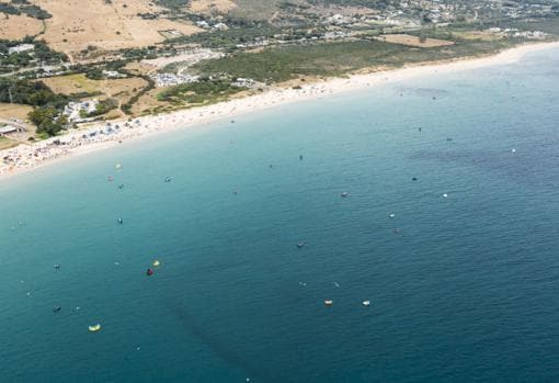 Imagen aérea del litoral de Tarifa durante una competición de kitesurf